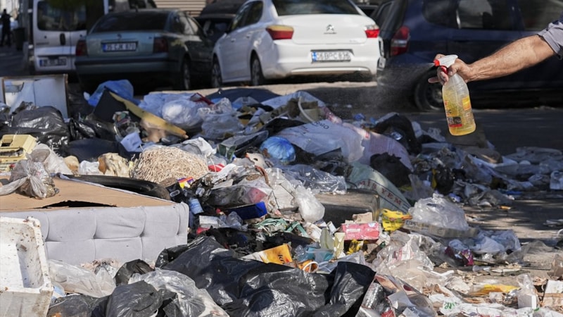 İzmir'de biriken çöplere esnaftan önlem