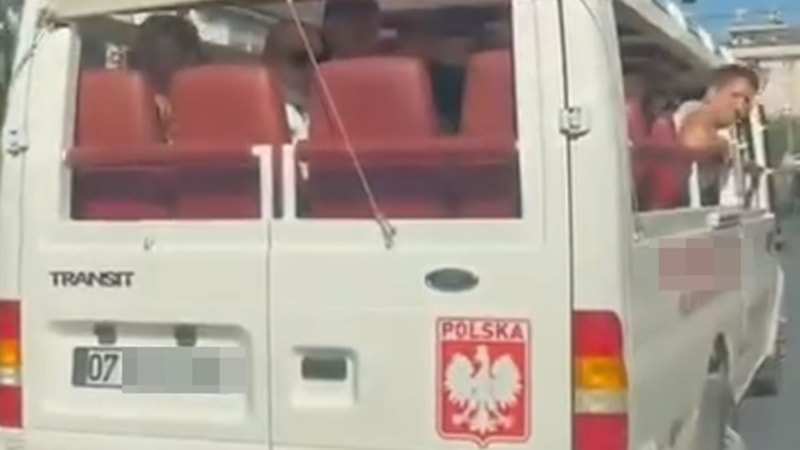 Antalya'da tartıştığı sürücünün önünü kesip aracın camını yumrukladı