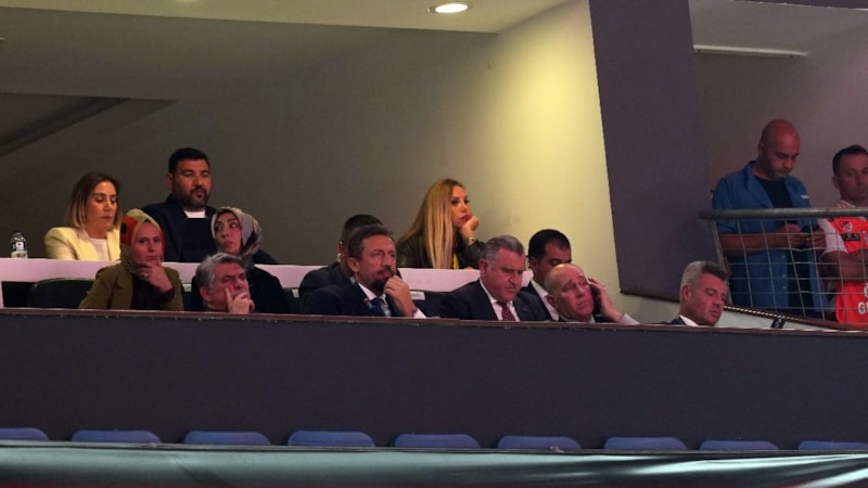 Bakan Bak ile başkanlar Adalı ve Saran derbiyi birlikte izledi!