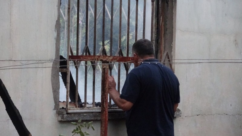 Antalya'da 13 yaşındaki kızını yangından kurtardı, evinin yanışını izledi