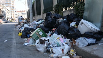 İzmir'deki çöp yığınlarına vatandaş tepkili: Belediyemiz düzgün çalışmıyor