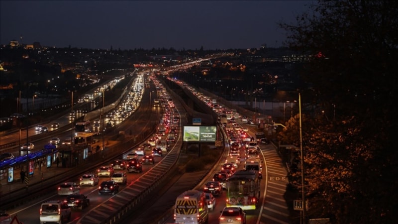 İstanbul'da akşam saatlerinde trafik yoğunluğu yaşanıyor