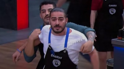 MasterChef'te yarışmacı, Mehmet Yalçınkaya'nın üzerine yürüdü