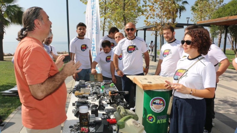 Hereke'de gönüllülerden çevre temizliği