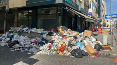 İzmir Karşıyaka'da işçilerin eylemi sona erse de çöpler toplanmadı