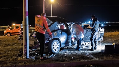 Kars'ta kereste yüklü kamyonla çarpışan otomobilin sürücüsü öldü