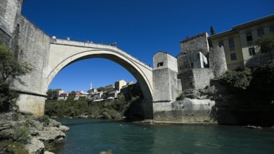 Mostar'ın simgesi Osmanlı mirası köprü, turist çekiyor