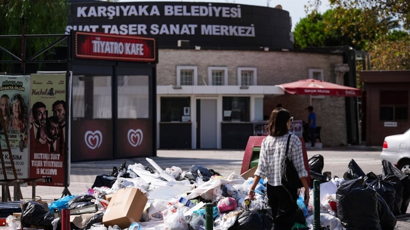 İzmir'in Karşıyaka ilçesinde eylem bitse de çöpler toplanmamaya devam ediyor