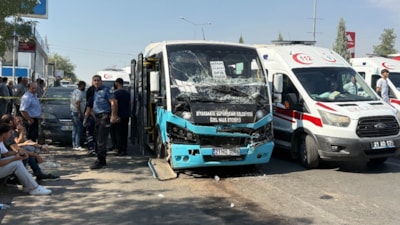 Diyarbakır'da halk otobüsü durakta bekleyen başka bir halk otobüsüne arkadan çarptı: 20 yaralı