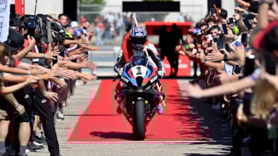 Toprak Razgatlıoğlu, Superbike İspanya ayağının ilk yarışını kazandı!