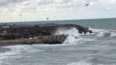 Düzce'de fırtına etkili olurken dalga boyu 5 metreyi geçti