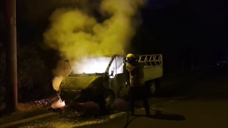 Hatay'da alev alan kamyonet kullanılmaz hale geldi