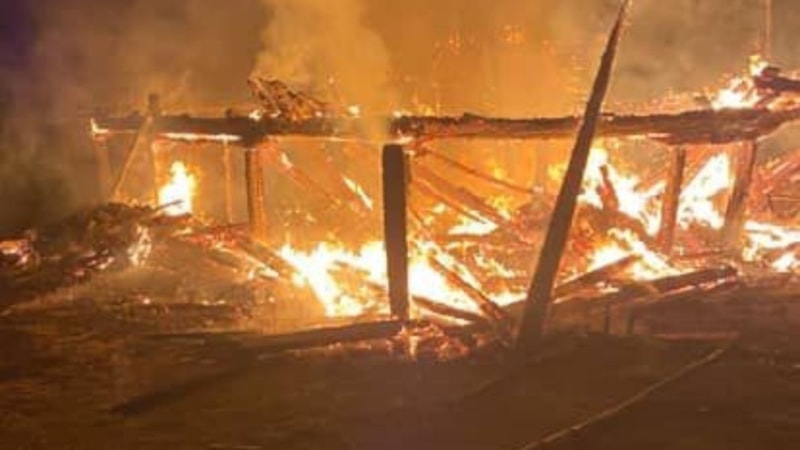 Kastamonu’da iki katlı ev ve ahır alevlere teslim oldu