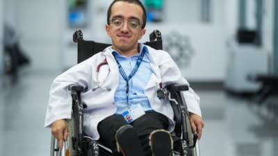 Ankara'da cam kemik hastalığıyla büyüyen Hamza'nın 'doktorluk' hayali gerçek oldu