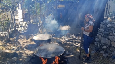Antalya'da geleneksel yöntemlerle pekmez üretimi