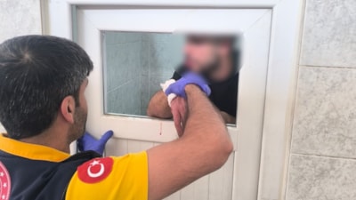 Batman'da madde krizine giren şahıs caminin tuvalet camına zarar verdi