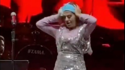 Yıldız Tilbe sahne performansıyla beğeni topladı: Meşhur dansını sergiledi
