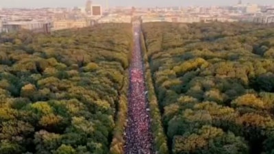 Almanya'daki en büyük Gazze yürüyüşü: 100 bini aşkın kişi katıldı