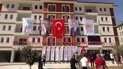Yozgat'ta yapımı tamamlanan 184 konut ve 9 iş yeri hak sahiplerine teslim edildi
