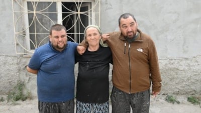 Eskişehir'de anne ve 2 engelli oğlunun yaşadığı evden 3 kamyon atık tahliye edildi