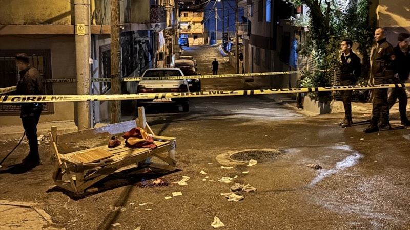 İzmir'de bıçaklı kavgada 1 kişi hayatını kaybetti