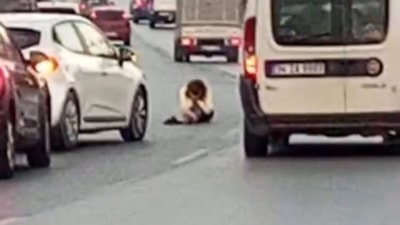 İstanbul'da yola atlayarak oturan kadın trafikte tehlike oluşturdu