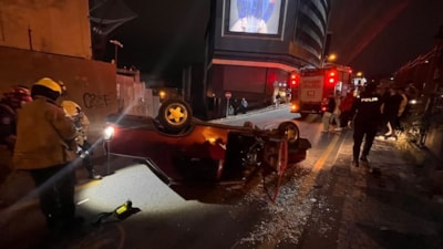 İstanbul'da çaldığı otomobille takla attı; olay yerinden kaçtı: Kaza anı kamerada
