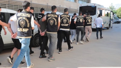 Antalya'da silahlı suç örgütüne eş zamanlı operasyon: 7 gözaltı