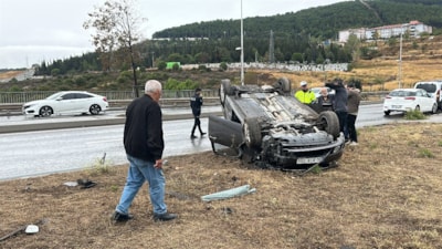 Maltepe'de direğe çarpan otomobil ters döndü