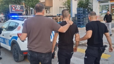 Aksaray'da köpeği çalmak isteyen şüpheli ile polis kovalamacası kamerada