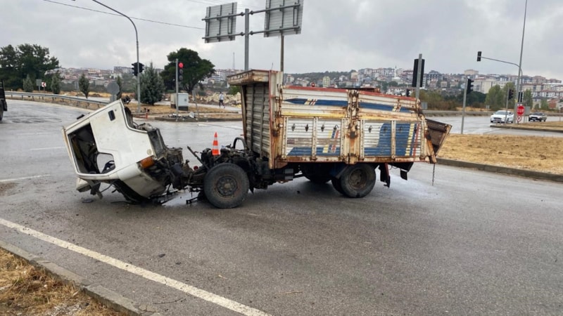 Çanakkale'de kaza yapan kamyonet sürücüsü doğum gününde yaşamını yitirdi