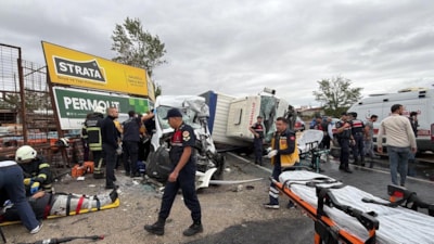 Tekirdağ'da işçi servisi ile kamyon çarpıştı: 3 kişi hayatını kaybetti