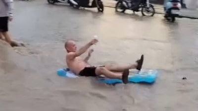 Fethiye'de sokaklarını su basınca turistlere eğlence çıktı