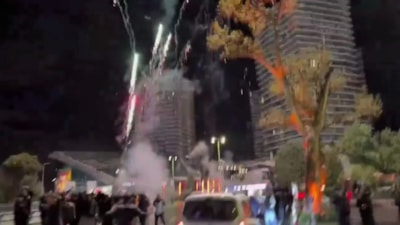 Galatasaray taraftarlarından Liverpool'a havai fişek sürprizi