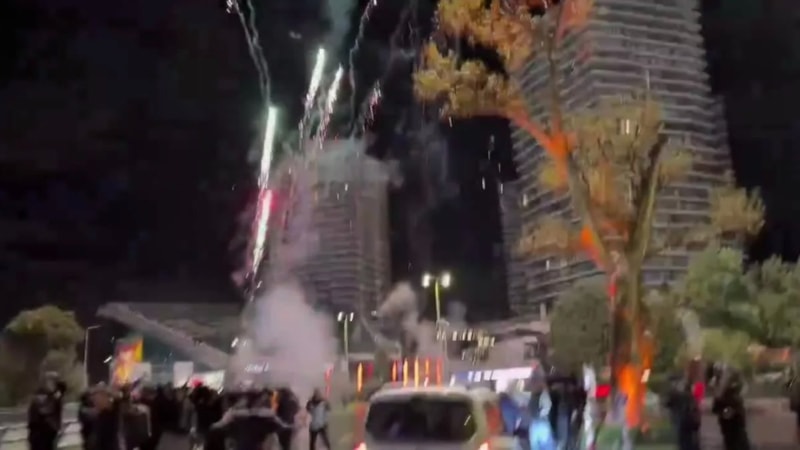 Galatasaray taraftarlarından Liverpool'a havai fişek sürprizi