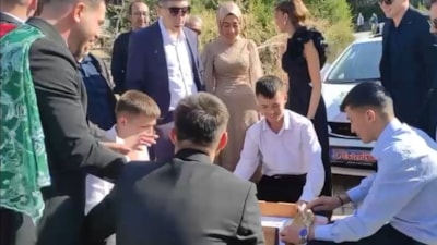 Çorum'da düğün konvoyu önüne okey masası kurup bahşiş aldılar