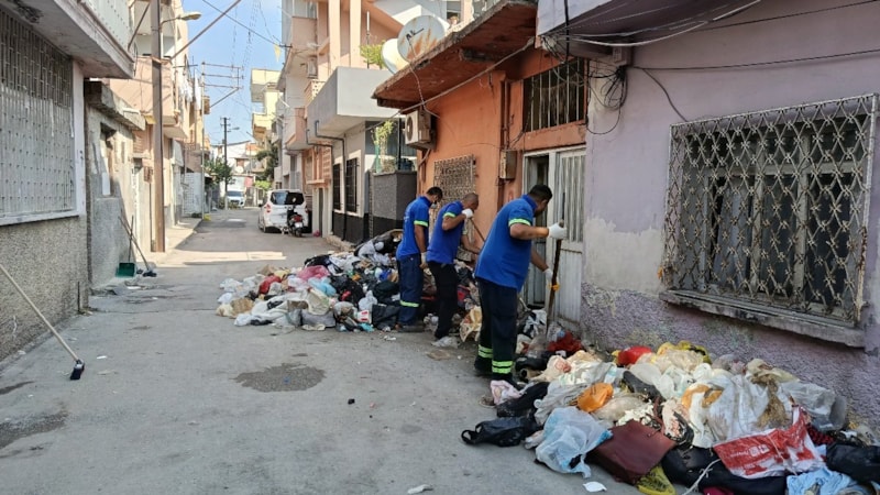 Adana'da çöp evden 2 kamyonet dolusu atık çıktı