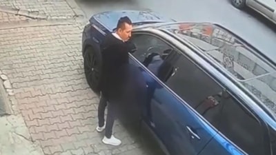 Gaziosmanpaşa'da üzerine idrarını yaptığı otomobilin sahibine de saldırdı