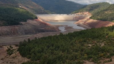 'Su şehri' Bursa'nın 1 haftalık suyu kaldı: Kuruyan Nilüfer Barajı havadan görüntülendi