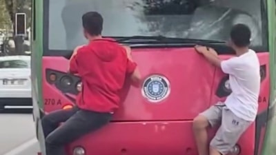 Bursa'da çocuklar tramvayın arkasına tutunarak seyahat etti: O anlar kamerada