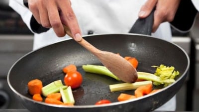 Yemek yaparken neden tahta kaşık kullanılır? Tahta kaşık kullanmanın 4 faydası...