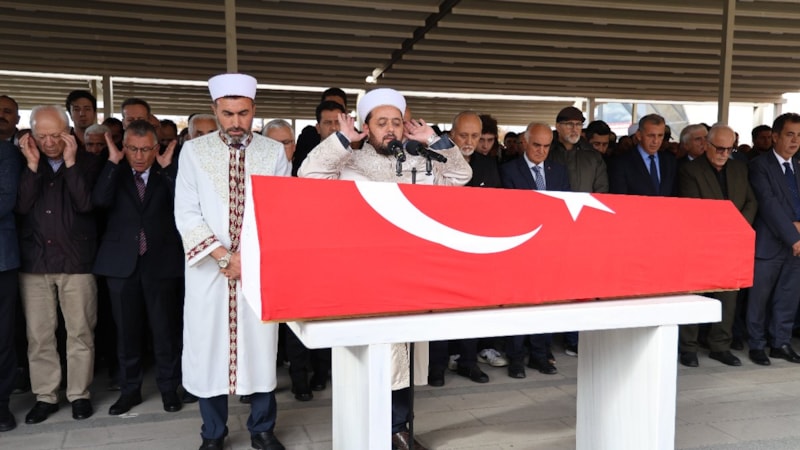 Bülent Bakiler, vasiyeti üzerine Sivas'ta anne ve babasının yanına defnedildi