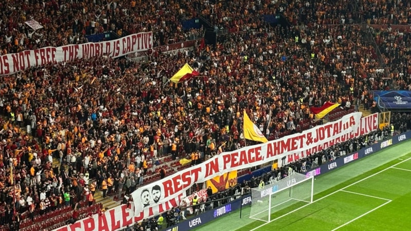 Galatasaray taraftarı, Diogo Jota ve Ahmet Çalık'ı andı