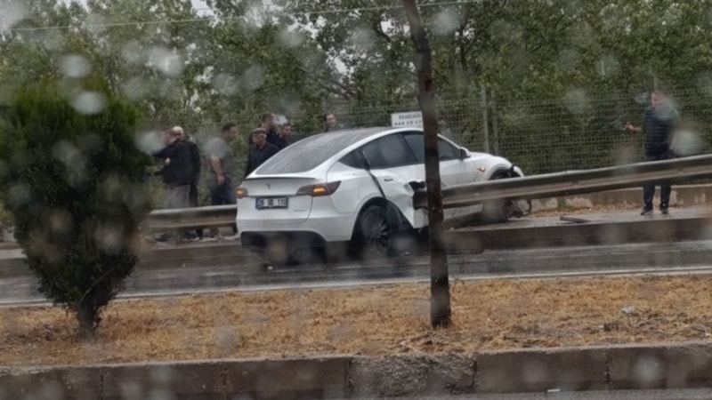 Eskişehir'de kontrolden çıkan Tesla bariyere saplandı