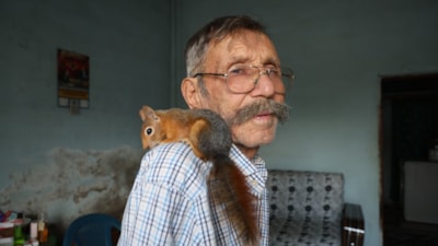 Adana'da yalnız kalan 6 çocuk babası, kurtardığı sincap ile dost oldu