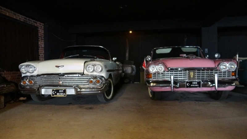 Bursa'da klasik arabalarının garajı müzeleri andırıyor