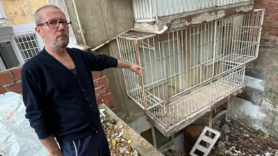 İzmir'de evden yayılan çöp kokusu apartman sakinlerini canından bezdirdi