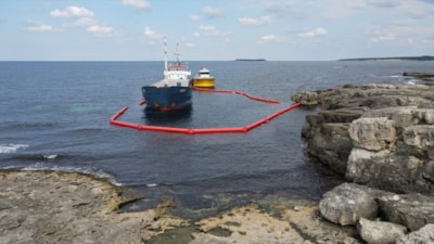 Kocaeli'de karaya oturan kuru yük gemisi için kurtarma çalışması