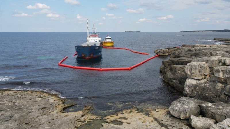 Kocaeli'de karaya oturan kuru yük gemisi için kurtarma çalışması
