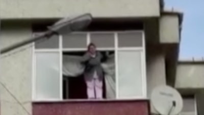 İstanbul'da depremde büyük korku yaşayan kadın cama çıkarak çığılıklar attı